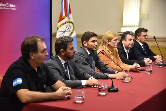 Pullaro agradeció a Kicillof el envío de móviles: "Esta unidad nos da energía para devolver la paz a los vecinos"