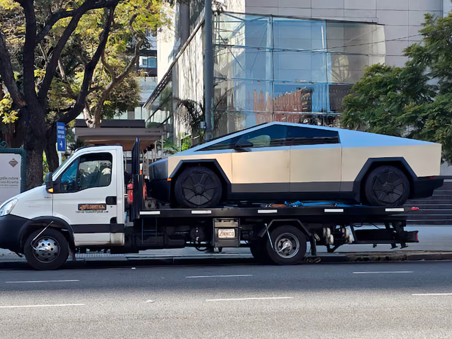 La Tesla Cybertruck llegó a la Argentina: las primeras unidades ya circulan por Buenos Aires