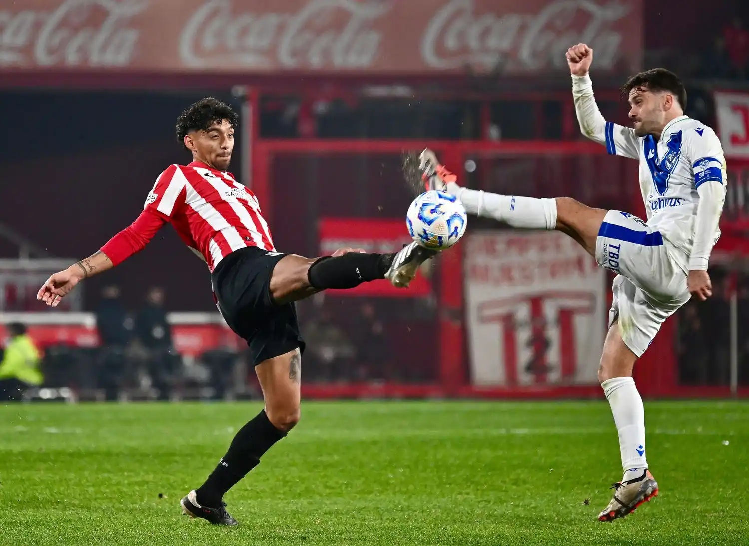 Medina y Bouzat, en la lucha del mediocampo.