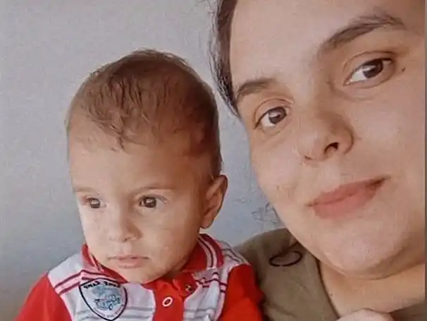 Ramiro y su mamá, Melani, se mudarán a Venado Tuerto en los próximos días. Foto: Gentileza.