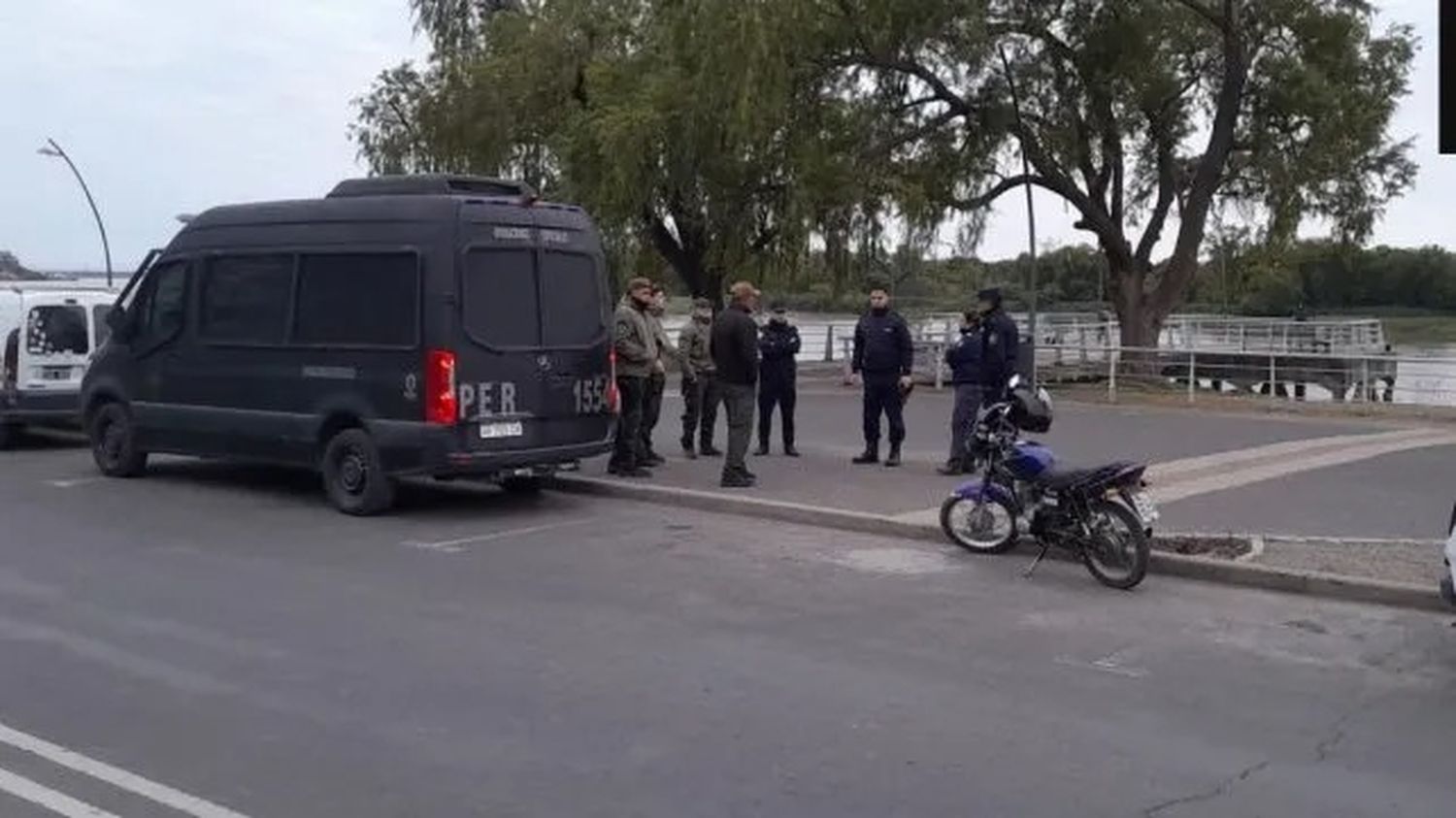 Un chico de 27 años cayó al río Paraná y ahora es buscado por un equipo de buzos tácticos