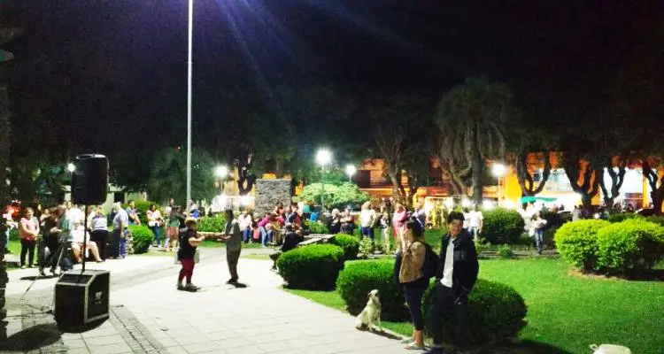 La plaza es para cine y baile