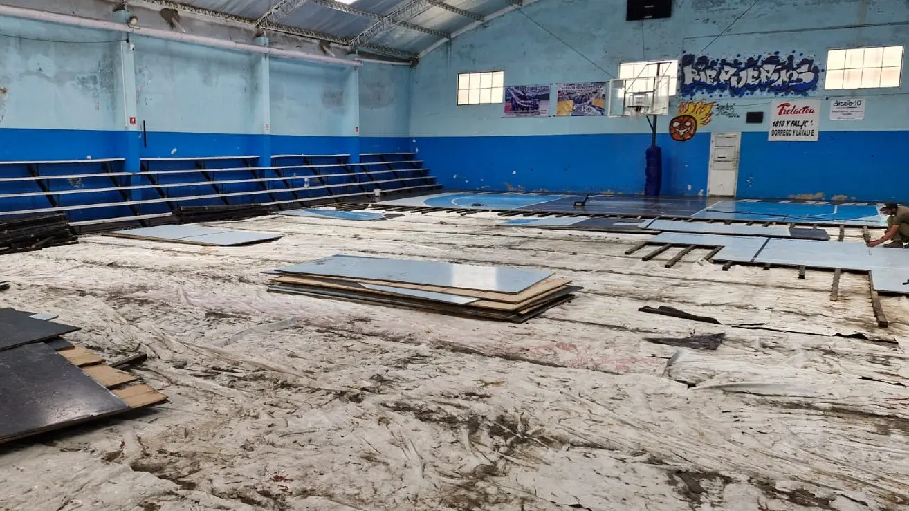 Club de Pelota comenzó la colocación de un nuevo piso para su estadio