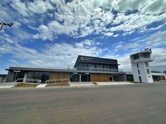 Aeropuertos Uruguay y FlightRadar24 sellan alianza para aumentar la cobertura en el país