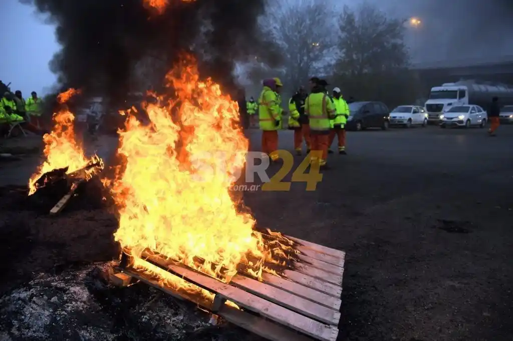 Caos de tránsito por protesta de portuarios en la zona del puerto de Rosario