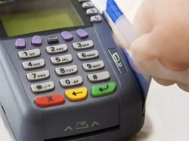Desde qué monto la AFIP vigila tus gastos con tarjeta de débito