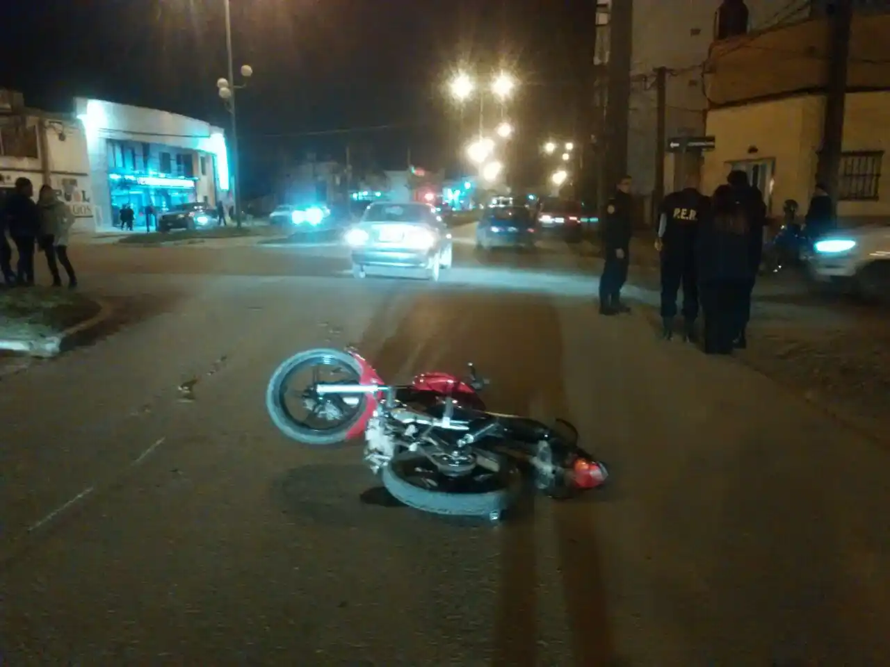 Iba en moto, intentó huir de un control, casi choca a dos policías y se estrelló