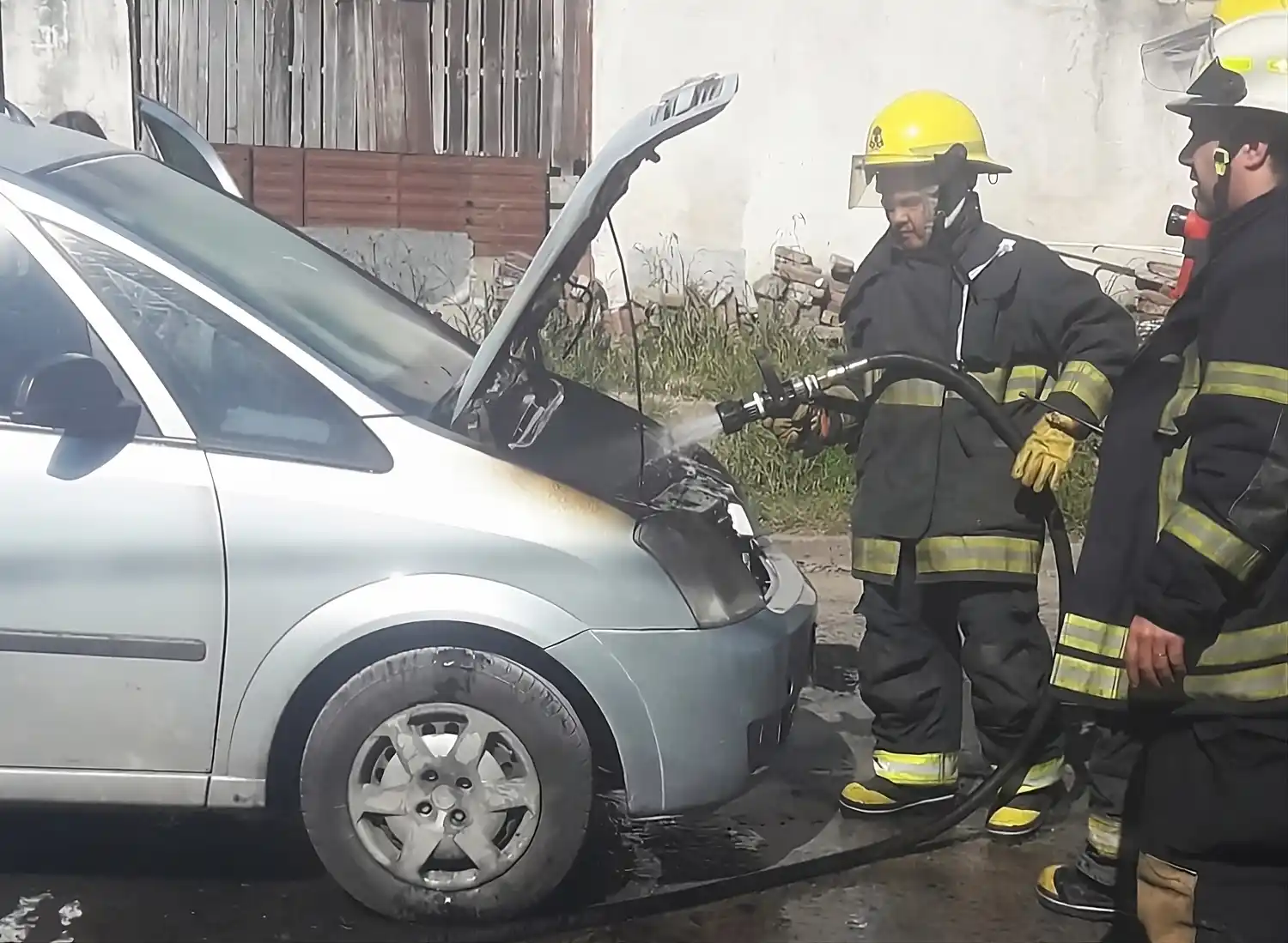 Bomberos sofocó incendio de un auto en Los Aromos