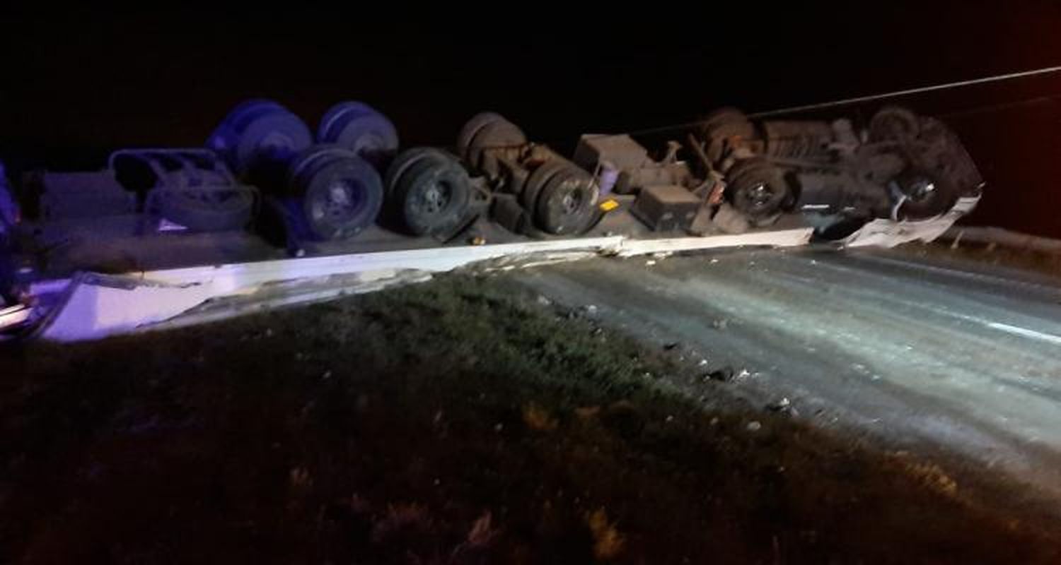 Ruta 9: Volcó un camión y quedó cruzado sobre la calzada