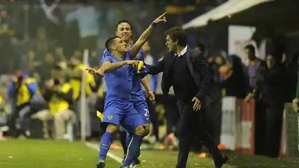 Pavón le dio vida a Boca, se sacó la camiseta y vio la roja 