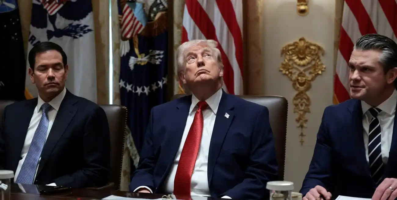 Donald Trump junto al secretario de Estado Marco Rubio y el secrretario de Guerra Pete Hegseth. Crédito: Reuters/Evelyn Hockstein