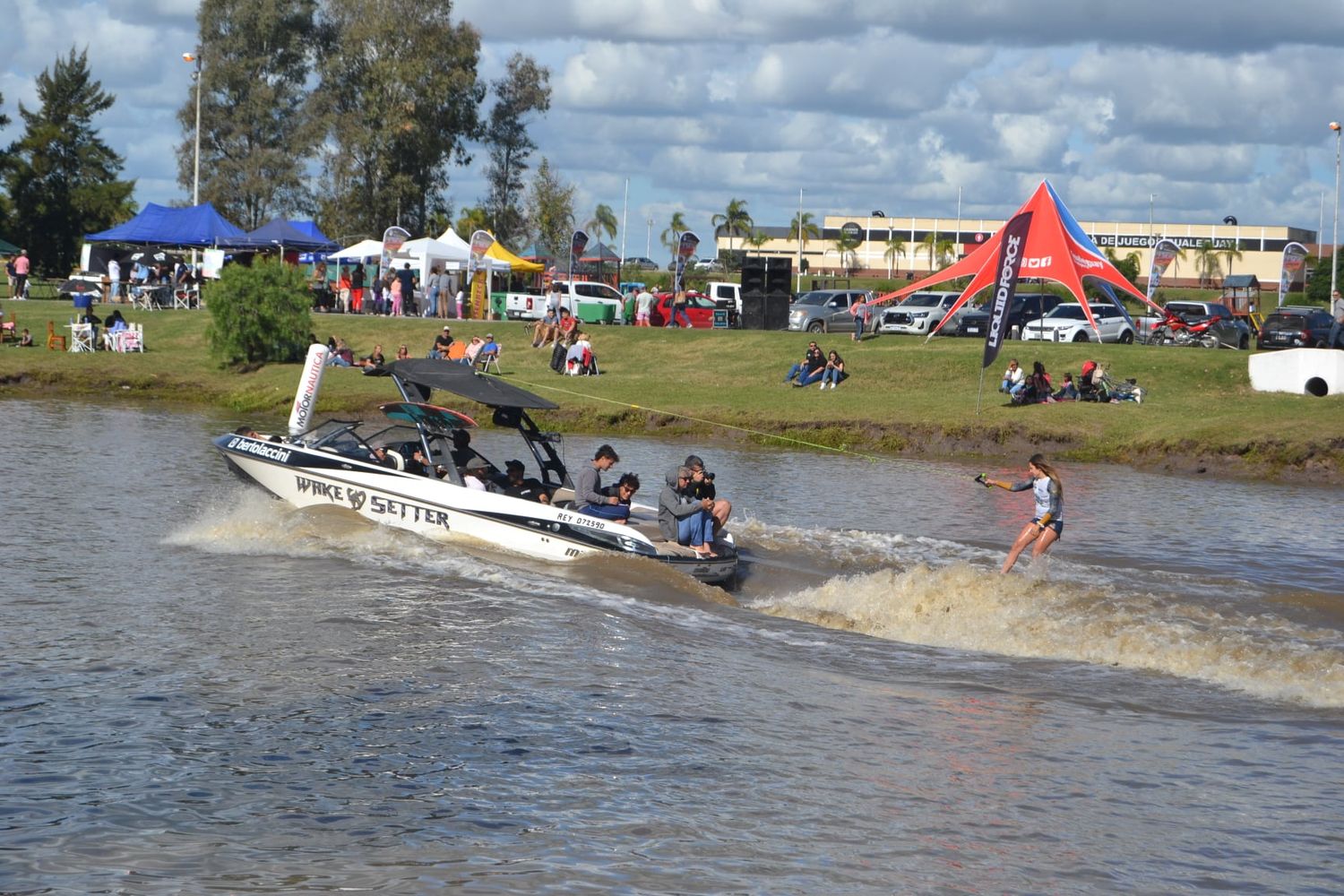 Una verdadera fiesta acuática se vivió en las aguas del Reservorio con una nueva fecha del Argentino de wakeboard.