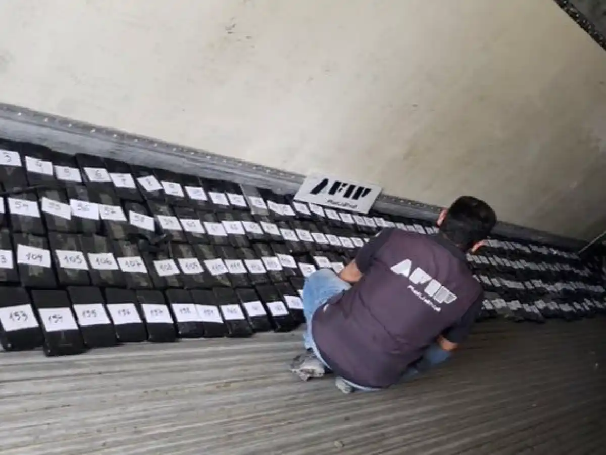 Secuestran 207 kilos de cocaína ocultos en camión de bananas