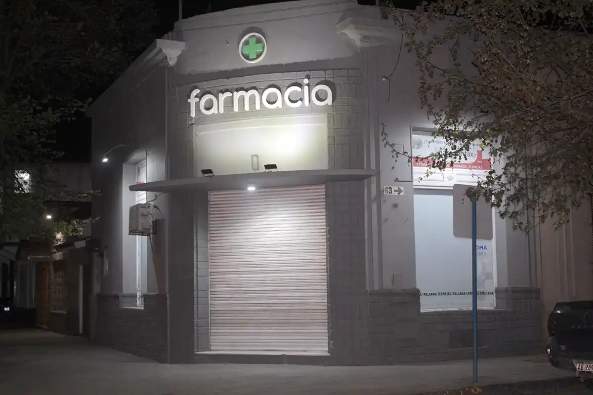 Entró a una farmacia para robar, se asustó y escapó