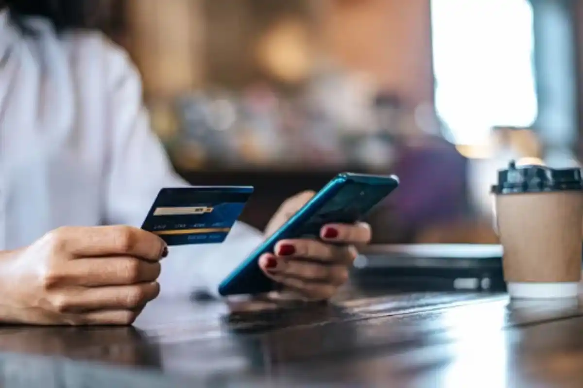 Funcionan de manera similar a una tarjeta de débito para los usuario