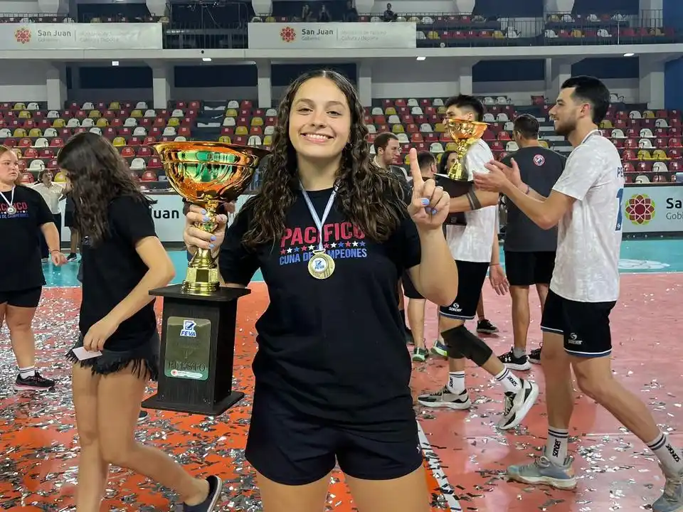 Agustina Giardini con la copa de campeona en la Liga Federal.