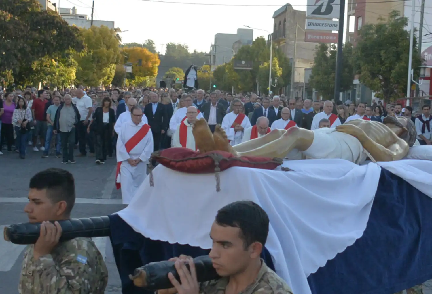 Los fieles acompañaron la imagen del Cristo yacente.
