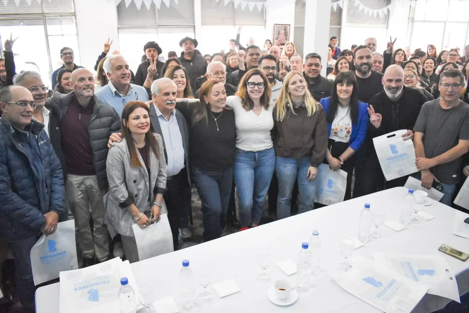 Dirigentes del Frente Renovador durante el encuentro de la Sexta Sección en Carmen de Patagones.