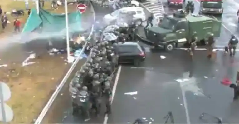 Desalojo, incidentes y heridos con trabajadores de Cresta Roja en Ezeiza 