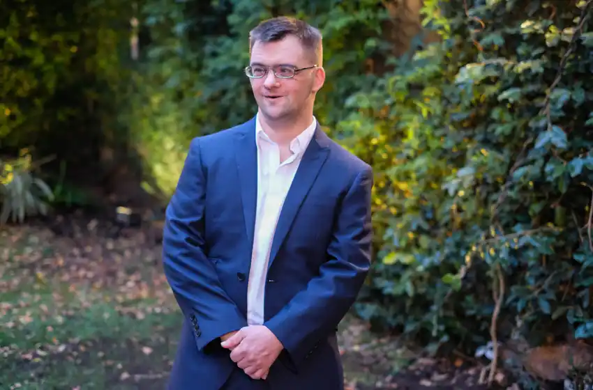 Nicolás es Dj, da clases y publicó su primer libro