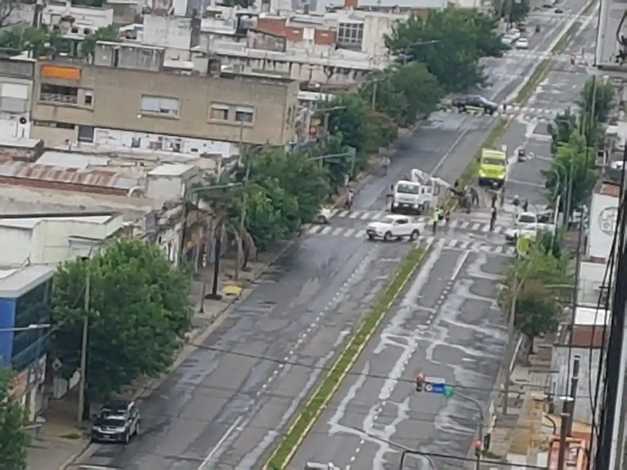 El temporal dejó un muerto y provocó caída de árboles y voladura de techos en toda la Provincia