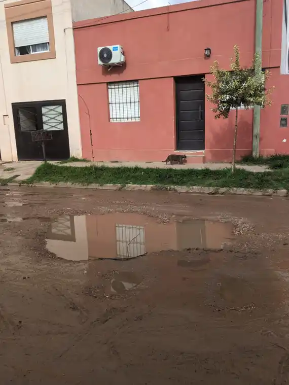 Vecinos reclaman por un pozo que lleva más de tres meses sin solución en calle Calderón