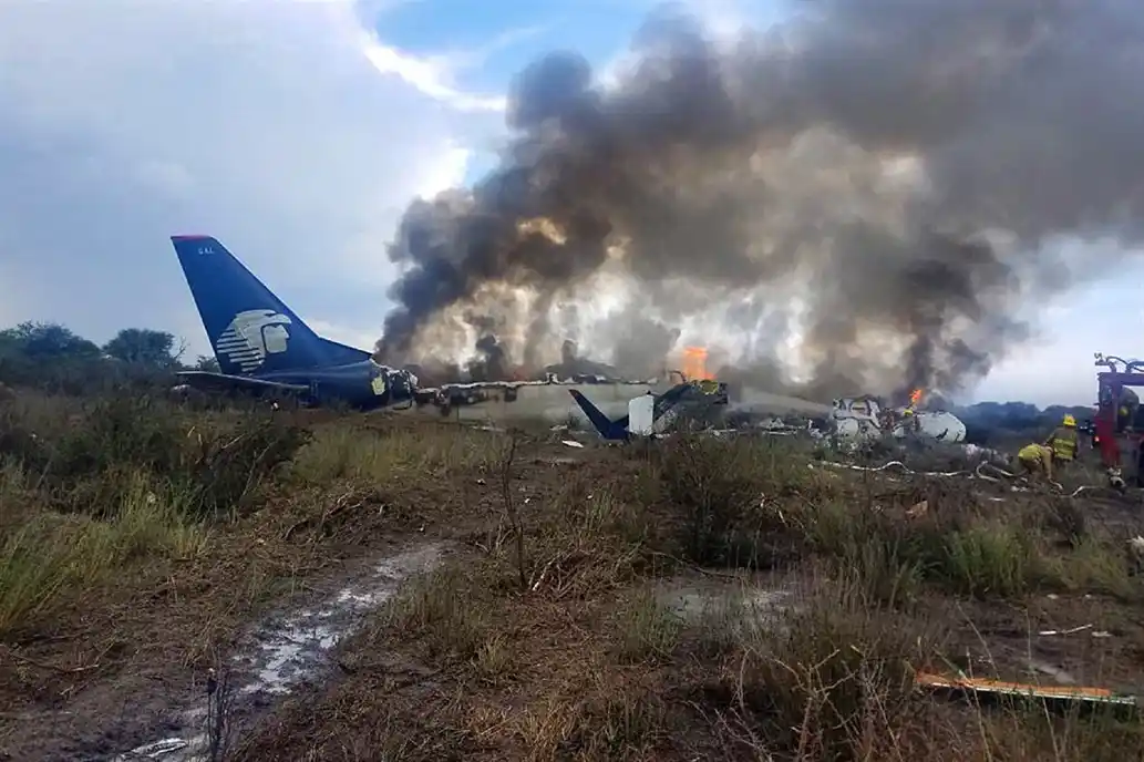 ¿Cómo sobrevivieron las 103 personas del avión que cayó en México?