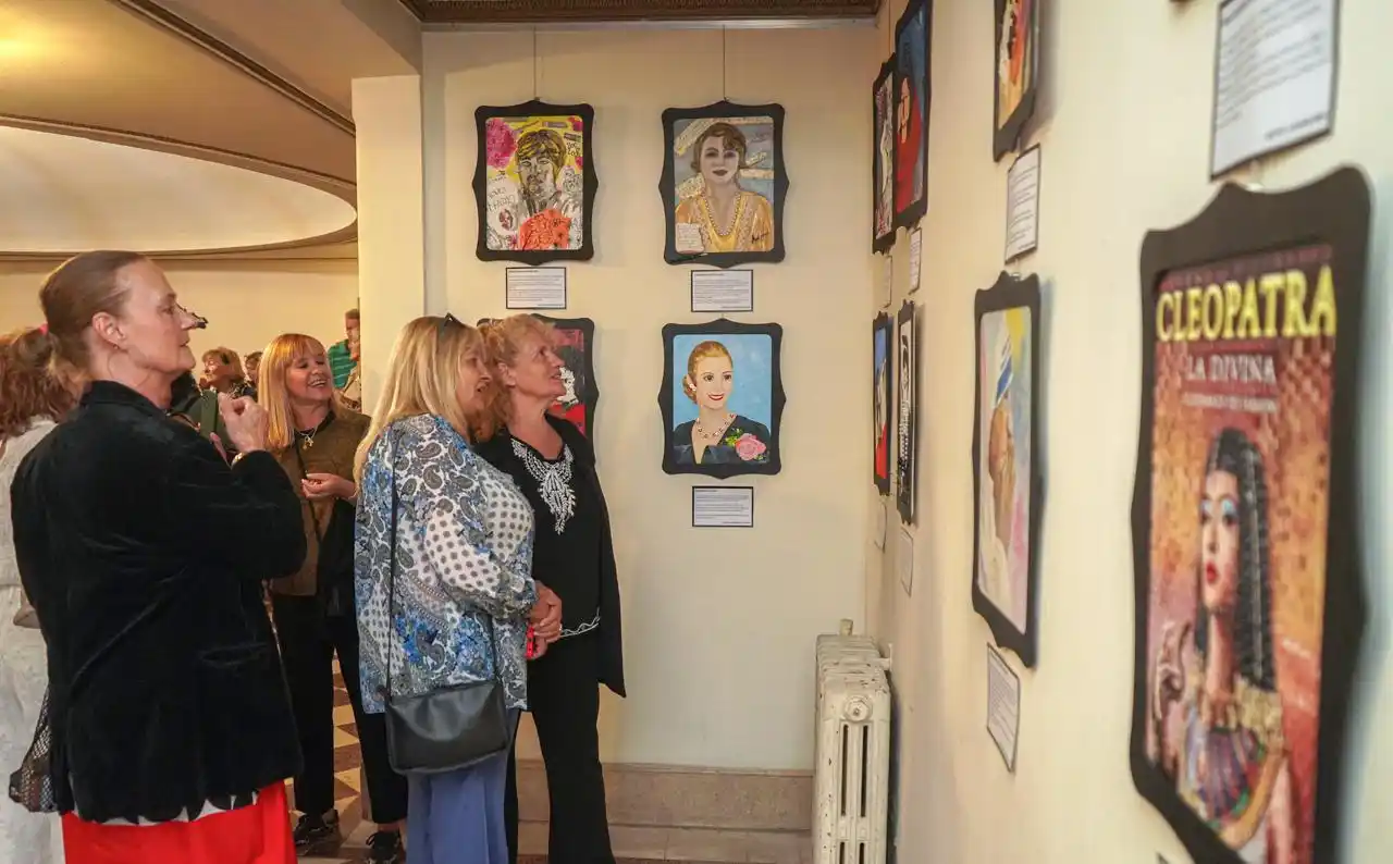Artistas locales participaron de la inauguración de la muestra en el foyer del Teatro París, en el marco del Día Internacional de la Mujer