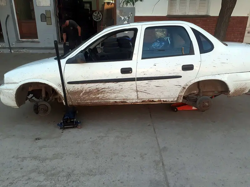 Hallan con faltantes un auto robado frente a Plaza Rocha