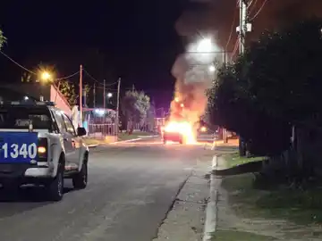 Un automóvil se incendió en la vía pública