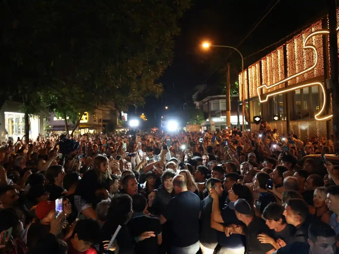 Ante una multitud y en la previa de la obra de Fátima Florez, Javier Milei revolucionó Mar del Plata