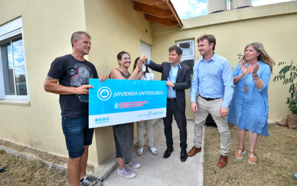 Kicillof en Olavarría: entregó viviendas y firmó convenios para obras por $1.500 millones