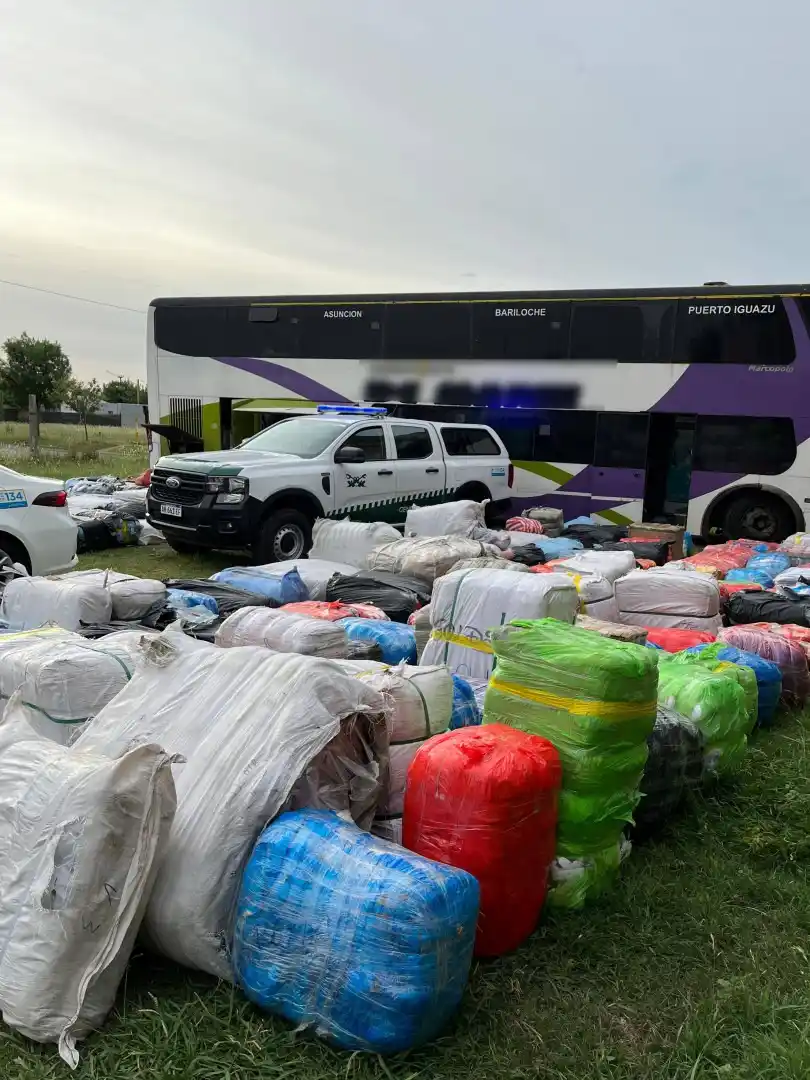 Santa Fe: Trasladan 339 bultos con mercadería de contrabando en un colectivo sin habilitación - 1