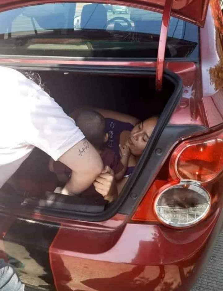 Descubrió a su esposa escondida en el baúl del auto: quería espiarlo en su trabajo