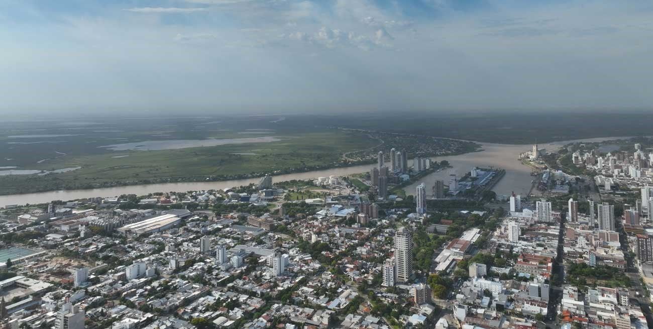 La capital santafesina y el río, en una postal del drone de El Litoral. Foto: Fernando Nicola