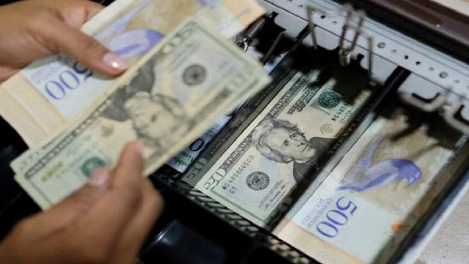 ¿ASÍ O MÁS MISERABLES? El dólar sigue su camino al infinito y el salario en el subsuelo