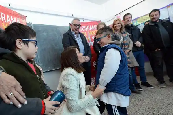 Julio Zamora entregó más de un centenar de anteojos a alumnos de escuelas de Don Torcuato y General Pacheco
