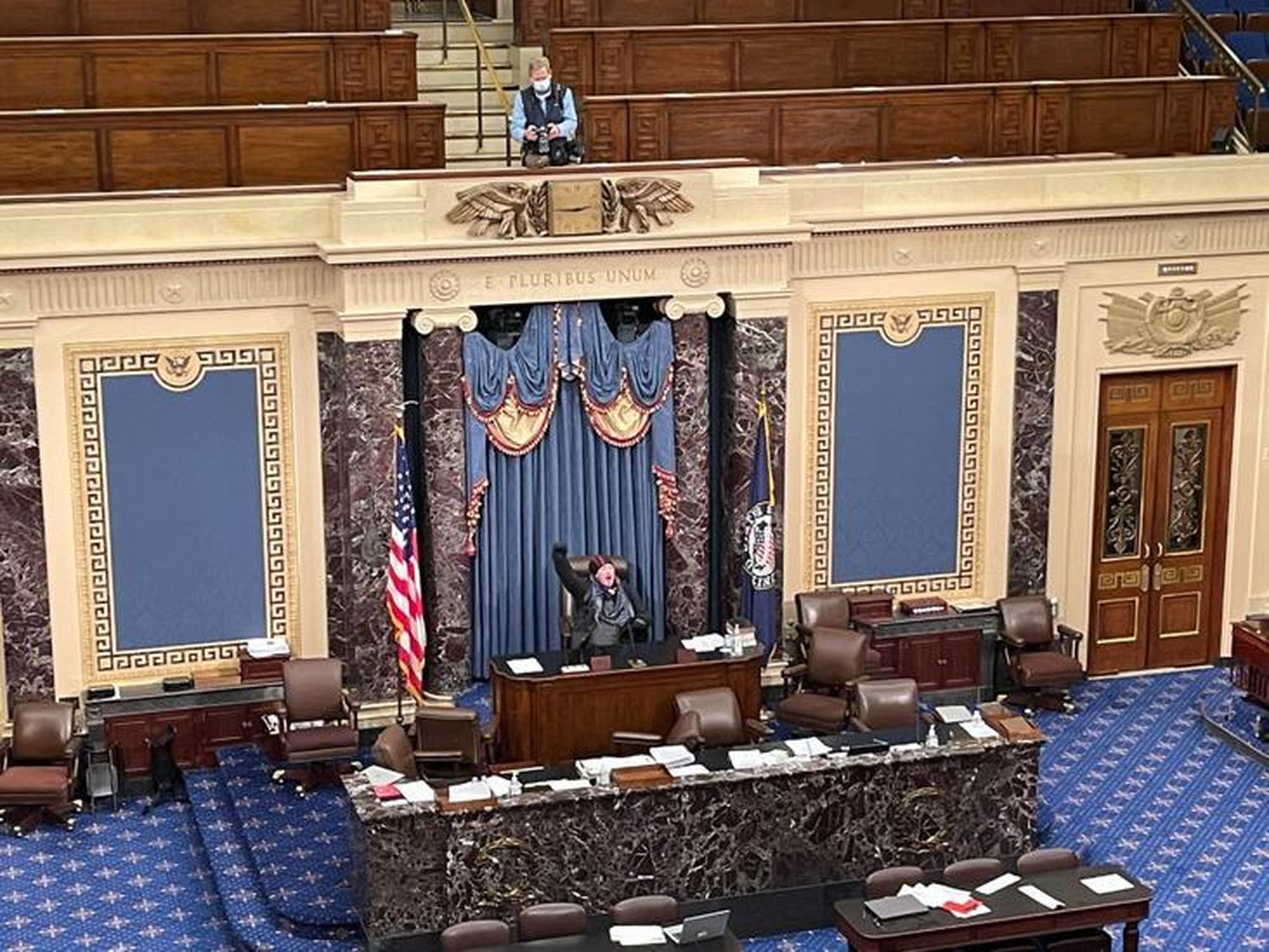 FOTO: manifestantes pro Trump asaltan salón principal de sesión del Congreso de EE.UU.