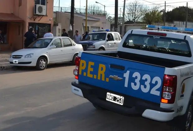 Le robaron medio millón y la Policía allanó la casa de familiares 