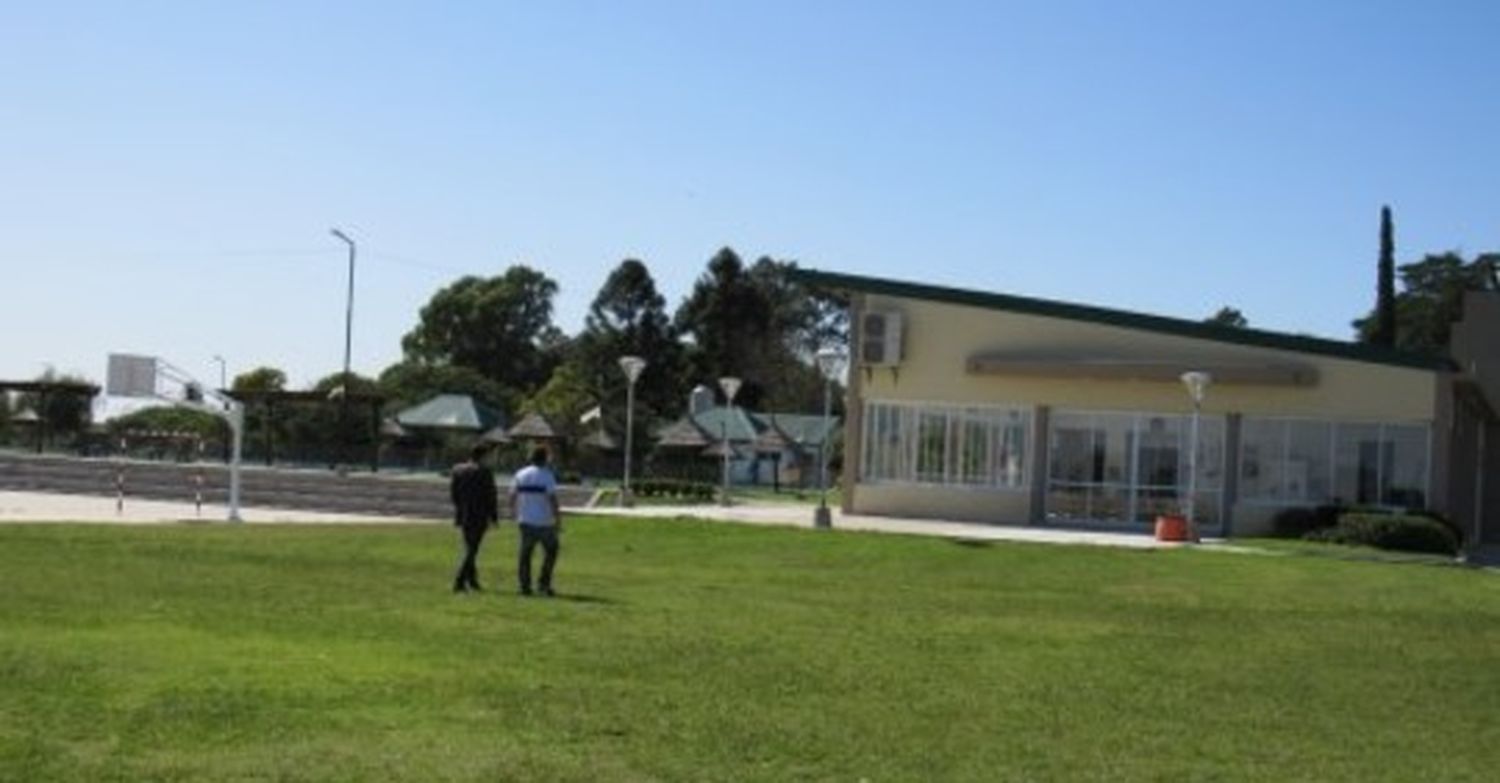 La Municipalidad de Larroque trabaja en el mantenimiento del Polideportiv