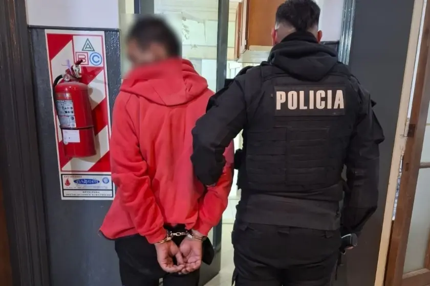Robó más de 30 latas de cerveza de un comercio céntrico y quedó detenido