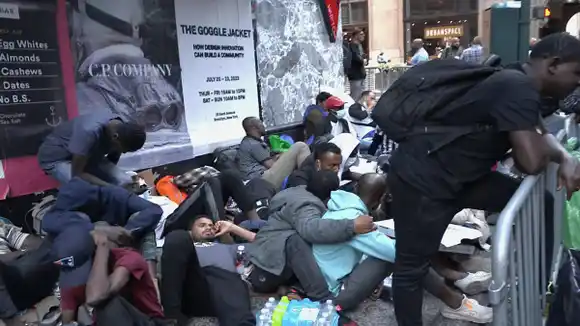 Alcalde de Nueva York demandó a Trump por EL RETIRO DE $80 MILLONES PARA MIGRANTES