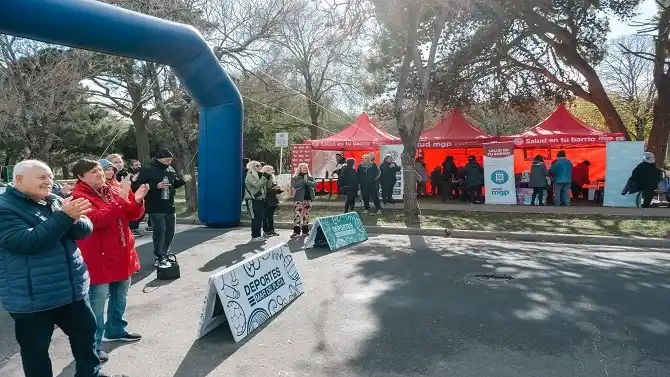 Además, habrá vacunación, testeos de VIH, controles odontológicos y de tensión arterial, gestión de turnos para los CAPS, charlas sobre tenencia responsable, vacunación antirrábica para animales y tocará en vivo el duo Alta Gama.