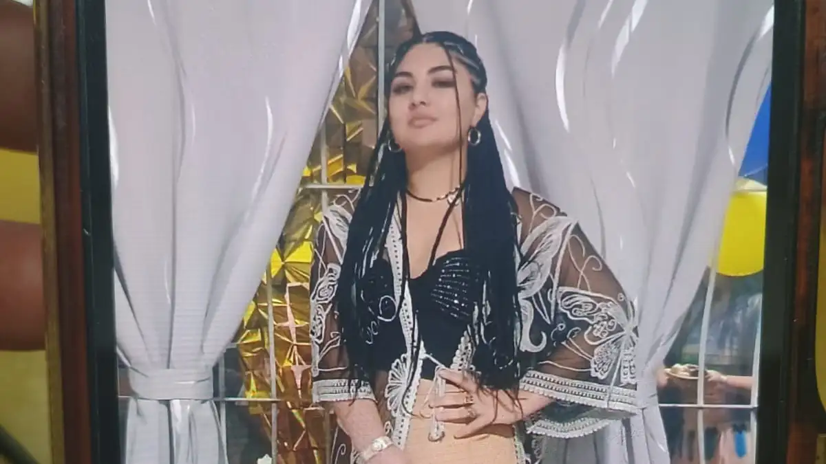 Según la descripción aportada, la joven mide aproximadamente 1,60 metros, es de contextura delgada, tez trigueña, tiene cabello largo, lacio y negro, ojos marrones y cejas y pestañas oscuras.