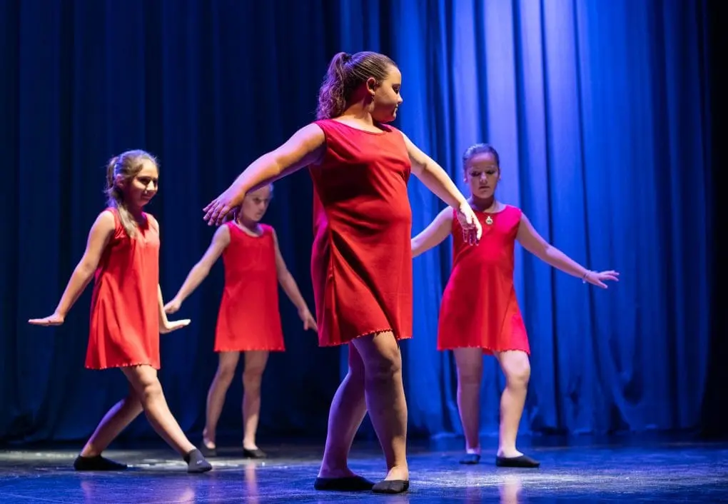 Cierre de Danzas Contemporáneas y Salsa