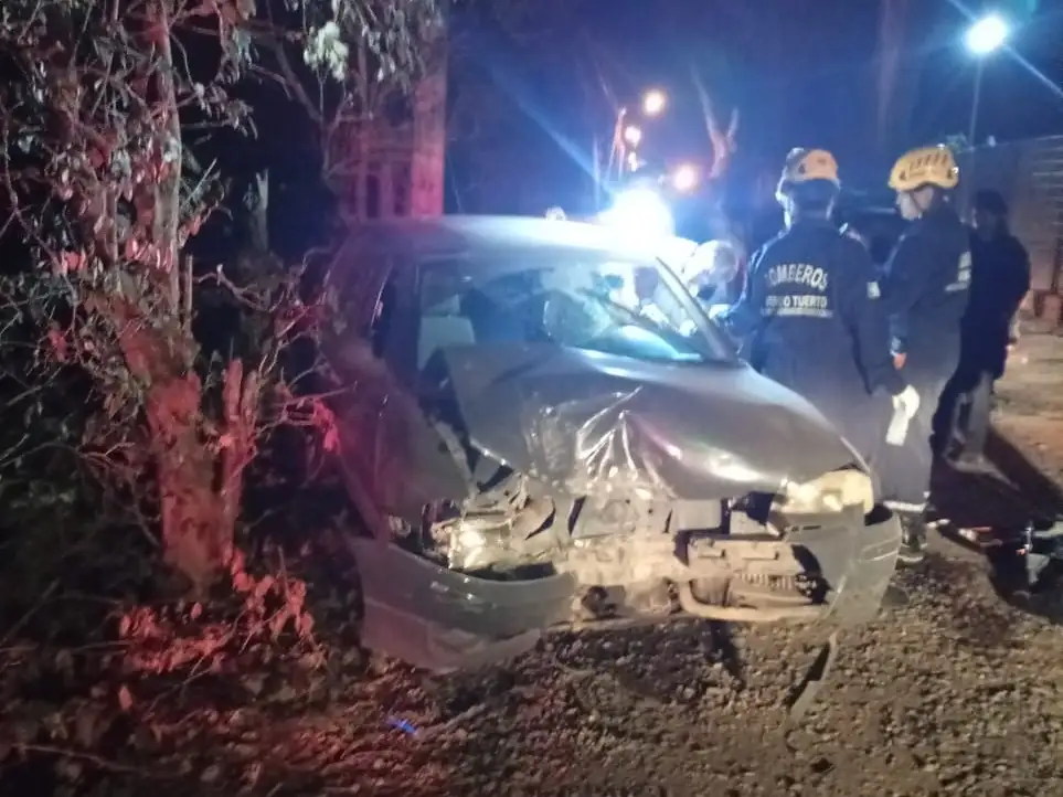 auto contra árbol