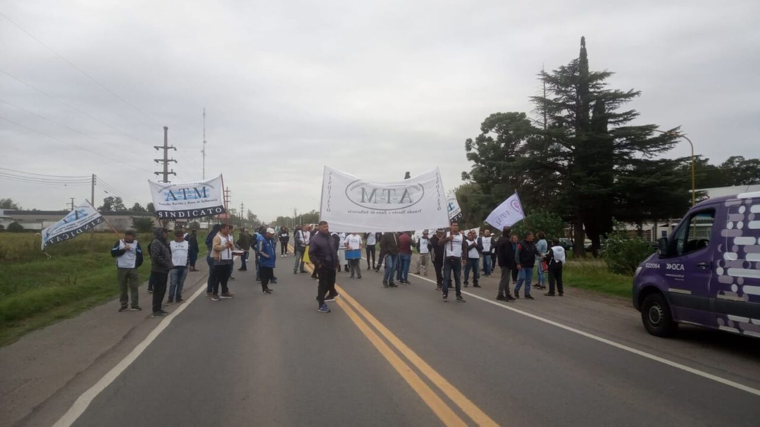 Firmat: corte total de tránsito por reclamo de empleados municipales en rutas 33 y 93 