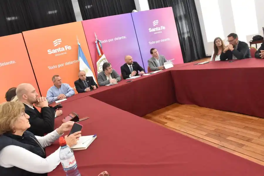 Encuentro encabezado por los ministros de Desarrollo Productivo y de Justicia y Seguridad, junto con representantes de Coninagro, Carsfe y la Federación Agraria