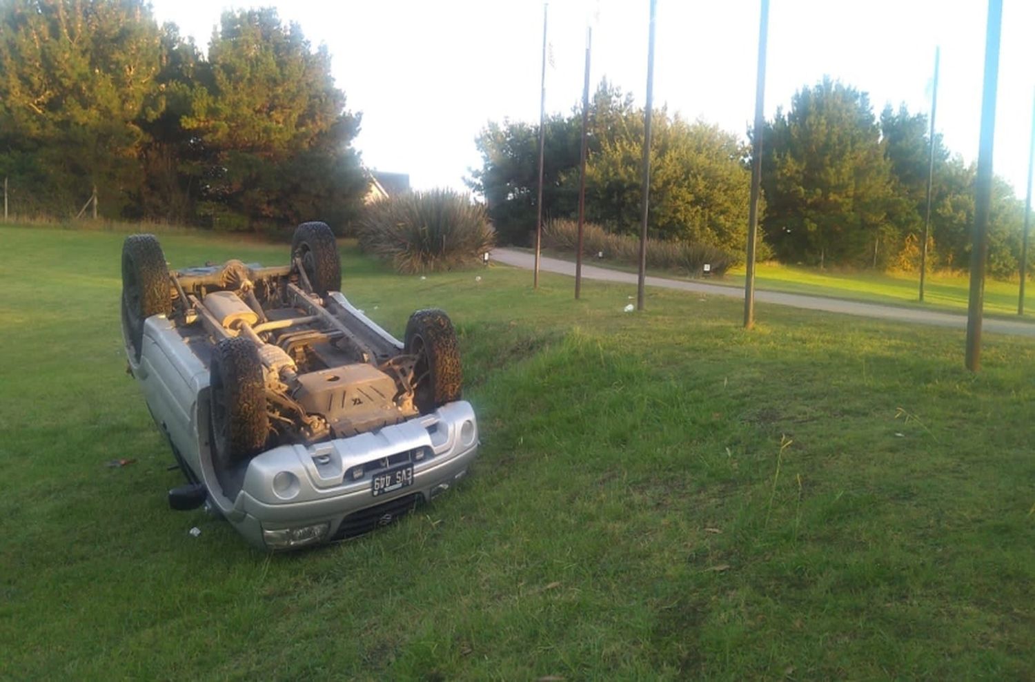 Alcoholizado chocó con un auto estacionado y volcó