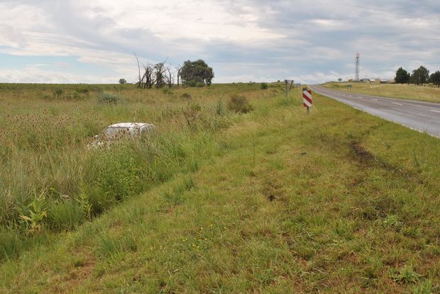 Maniobró para evitar un choque frontal y terminó en el pasto
